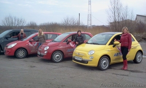 Женщина инструктор обучает вождению в Сумах