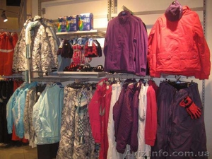 Торгове обладнання б/у (торгові меблі та стелажі) для магазину одягу