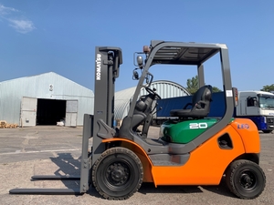 Вилковий автонавантажувач Komatsu на великих 12 колесах. Модель:FG20C-16